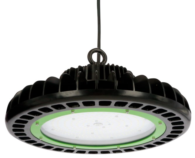 Der hängende 150 W Kerbl LED Hallenstrahler mit schwarzem Gehäuse und grünem Rahmen um die Lichtquelle